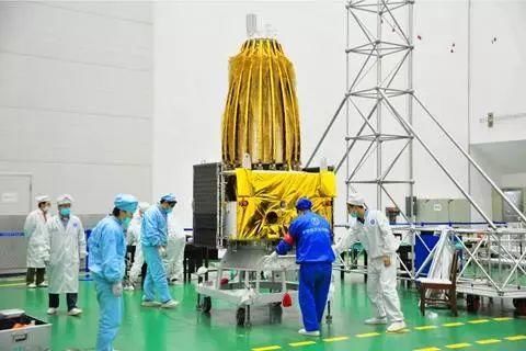 不仅是信号中继星：“鹊桥”号将寻找宇宙黑暗时代的信号