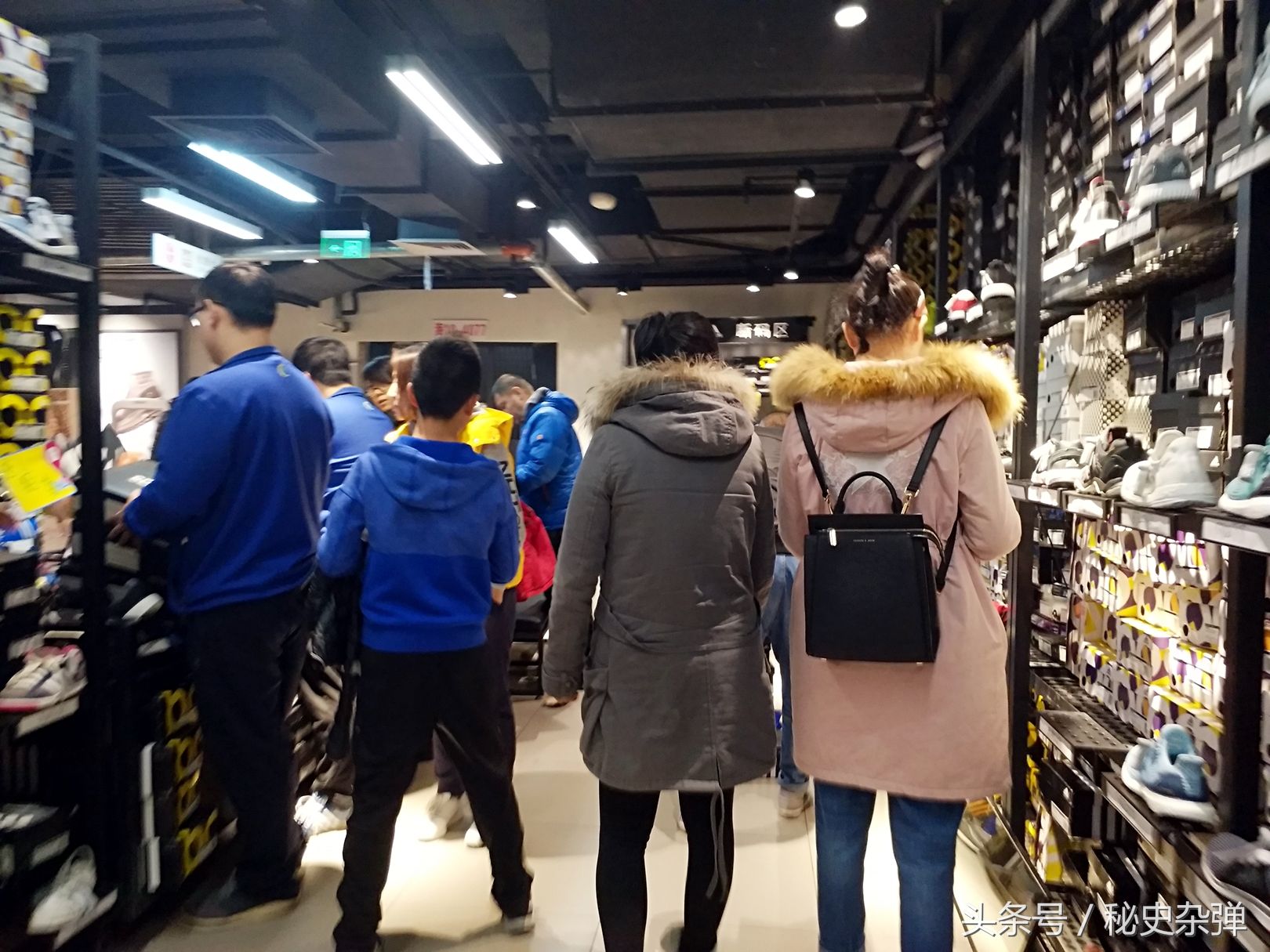 实拍:北京阿迪折扣店,顾客 扎堆 ,买鞋就跟买 白