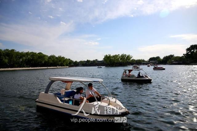 “北京蓝”映衬下的美丽什刹海