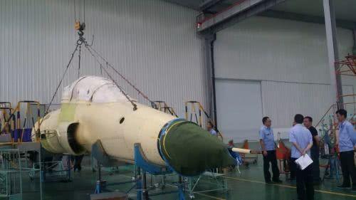 中国首架FTC2000G战机前机身交付,下个月进