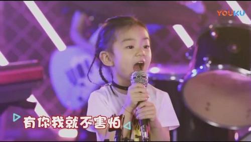 戚薇3岁女儿唱摇滚惊艳全场 眼神和动作都太霸