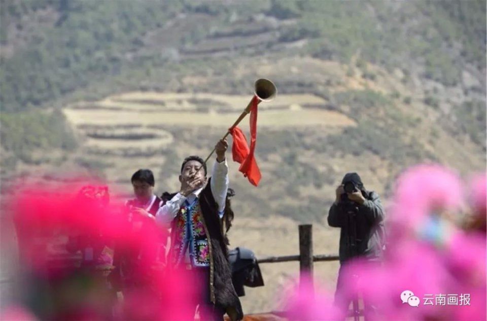 数万人在正月十五涌入永仁深山 见到了摄人心魄的一幕