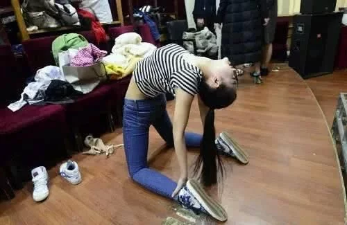 幽默笑话:看到老板娘批改文件的样子,真有气质啊 幽默笑话:看到老板娘批改文件的样子,真有气质啊