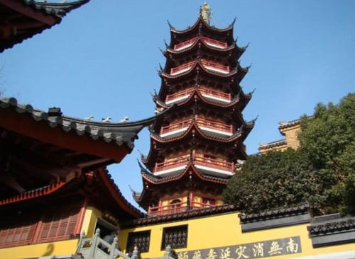 此寺庙位于南京,历史悠久乃佛教圣地,众人因求
