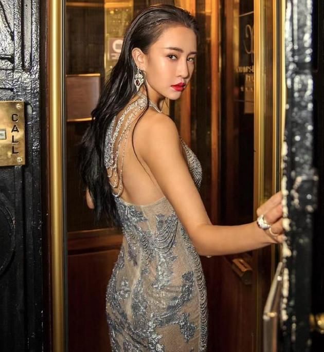 生活中的母其弥雅真的是十分喜欢瑜伽了,本身就身材高挑的她,经过时间