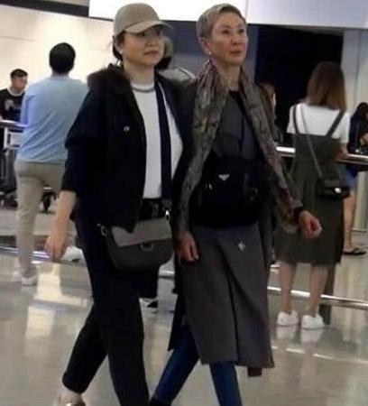 64岁林青霞与67岁施南生现身 气质出众堪称教