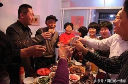 和老公回老家过年，年夜饭我吃了一口鱼，大姑子扔了筷子让我滚