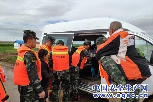 包头固阳县: 15小时奋力营救 上演抗洪抢险 生