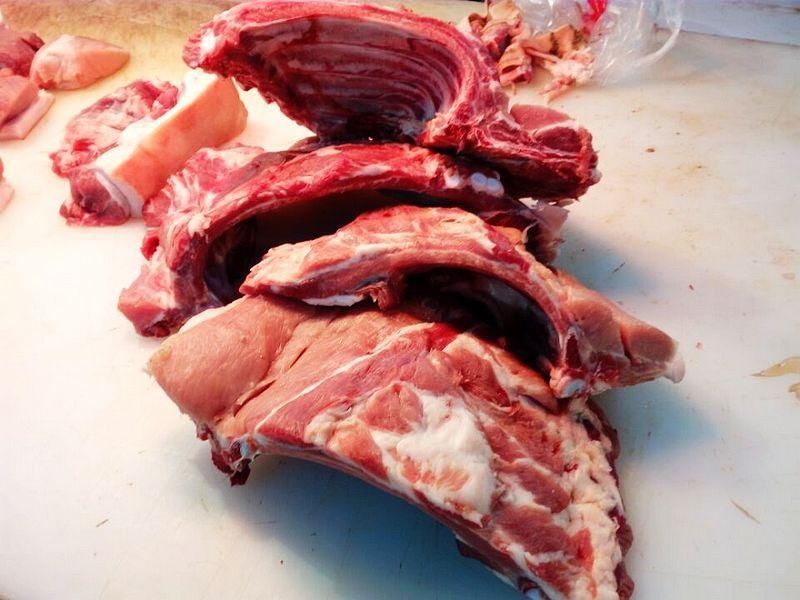 谁说新疆人过年不吃猪肉，就是越过年越便宜，24元一公斤随便挑