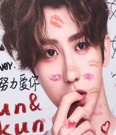 明星画报被偷亲,蔡徐坤吴亦凡满脸唇印,而王