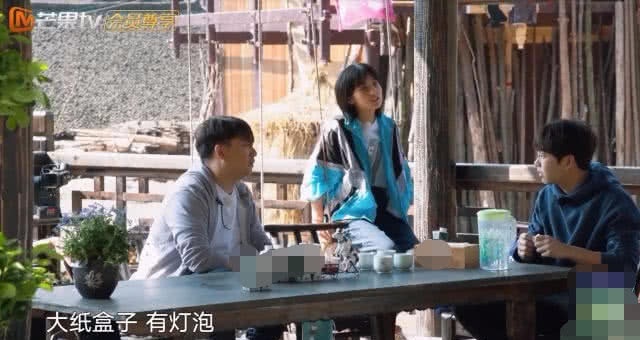 《向往3》一季生活费200元,再看何炅手里钱的