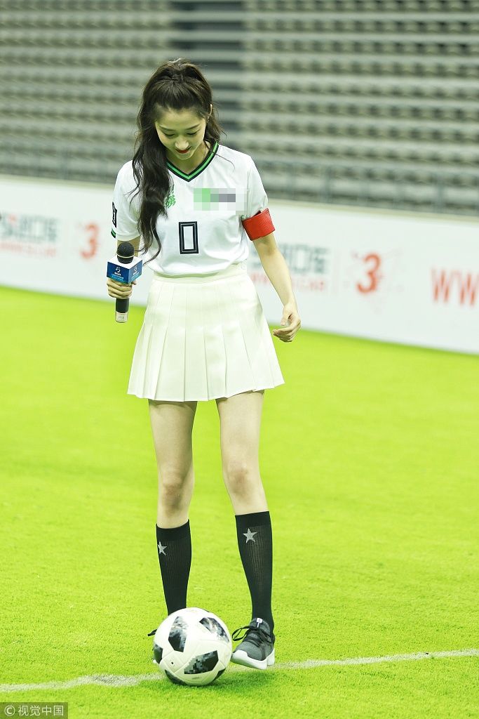 隔空秀恩爱?关晓彤穿短裙踢足球似向男友鹿晗