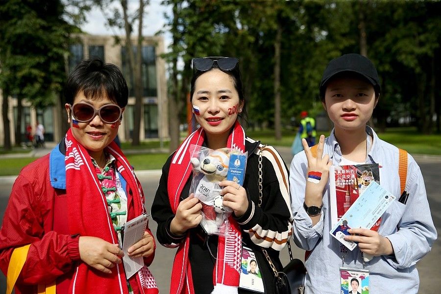 世界杯上的中国球迷,甜美小姐姐点燃观赛激情