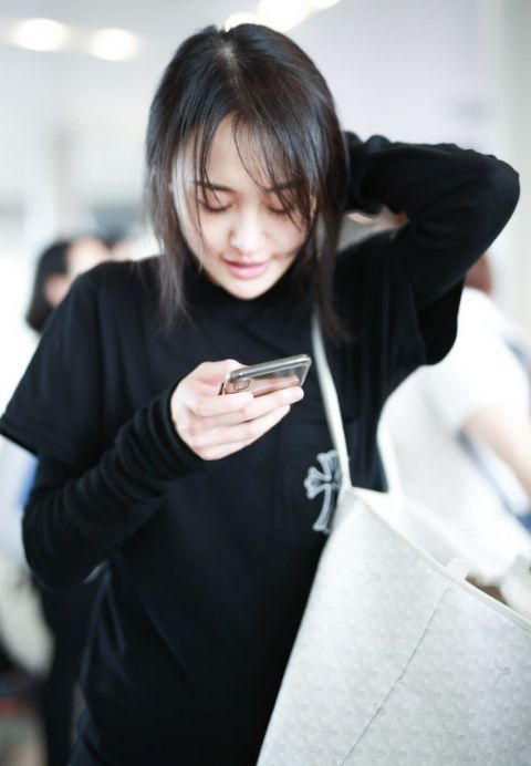 郑爽开心现身机场,素颜破牛仔裤也不影响她的