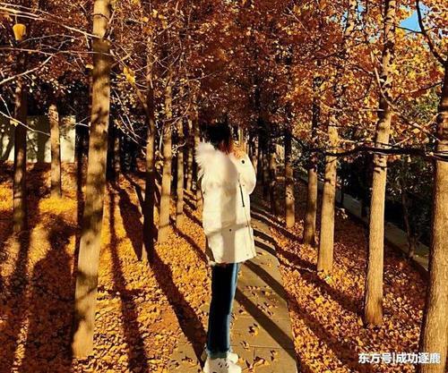 赵丽颖在老公视角下真美,扎丸子头嫩回18岁,可