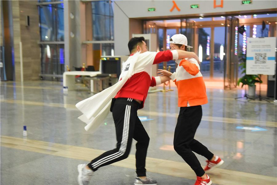 奔跑吧最新一期撕名牌大战 无理由落水惩罚吓