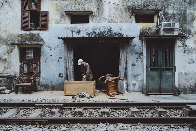 当火车从门前经过 Hanoi Train Street