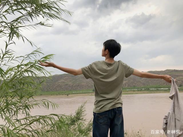 TFBOYS的中年朋友圈画风，王源太接地气，易烊千玺更胜一筹