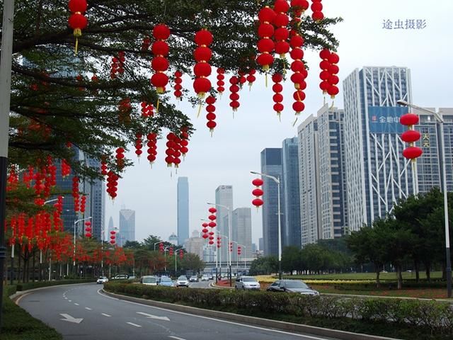 震撼！深圳迎宾大道挂满红灯笼，年味越来越浓