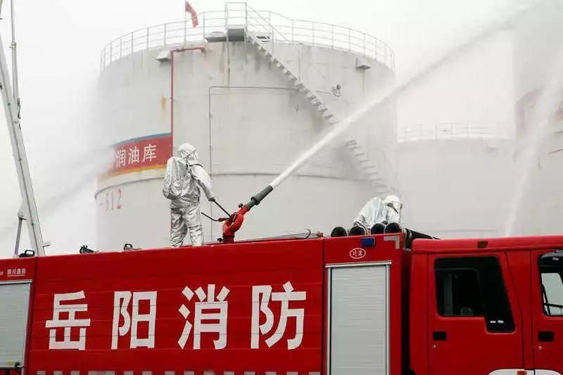 岳阳一化工厂火情告急,三地消防联合出击擒