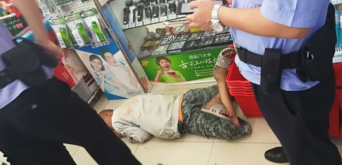 06.16早报六安:民警搀扶患病男生进考场参加中