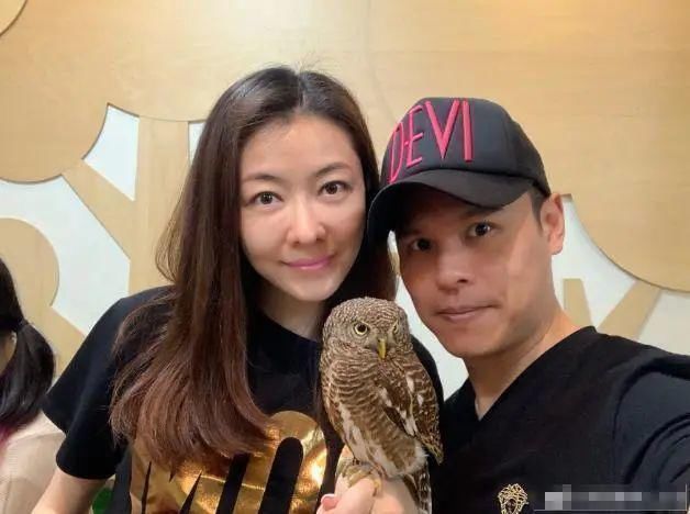 熊黛林提前庆40岁生日,手捧蛋糕C位合影露甜笑,四肢纤瘦妥妥辣妈
