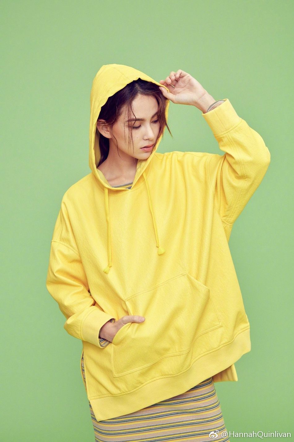 组图:昆凌穿复古牛仔裙小露香肩秀美腿 头戴贝