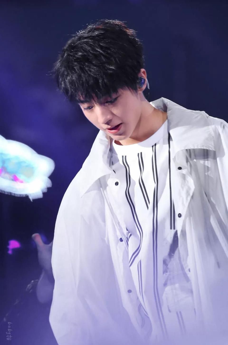 王俊凯身穿 塑料袋 在舞台上唱歌,实力演绎帅的
