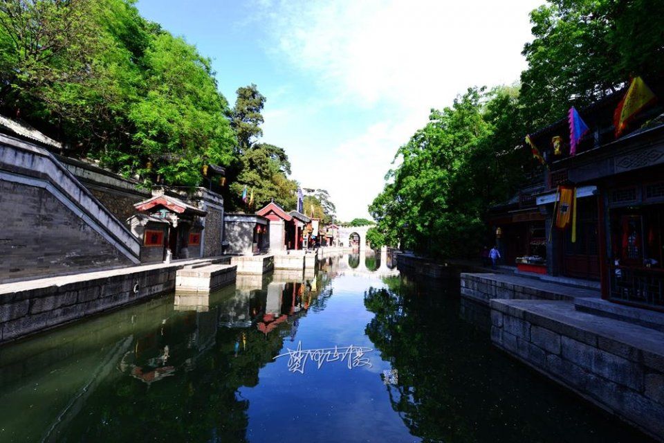 京城节后迎来蓝天白云，颐和园苏州街难得美景游客流连忘返