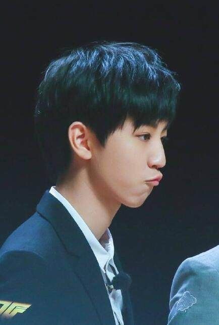 王俊凯用自己的微博参加班级活动 结果粉丝把