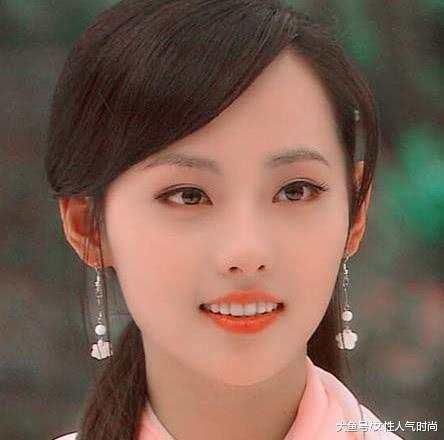 张嘉倪踩高跟鞋,下巴尖尖嘴巴怪怪,网友:差点看