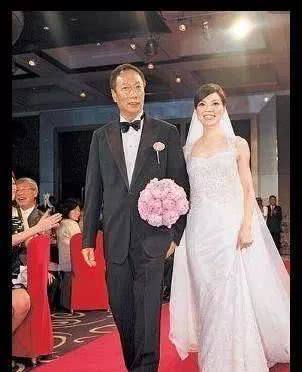 富士康老板郭台铭与和24岁妻子合影, 一个满脸