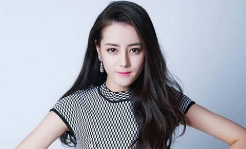 迪丽热巴紫色短发让粉丝们纷纷求娶,手抱吉他