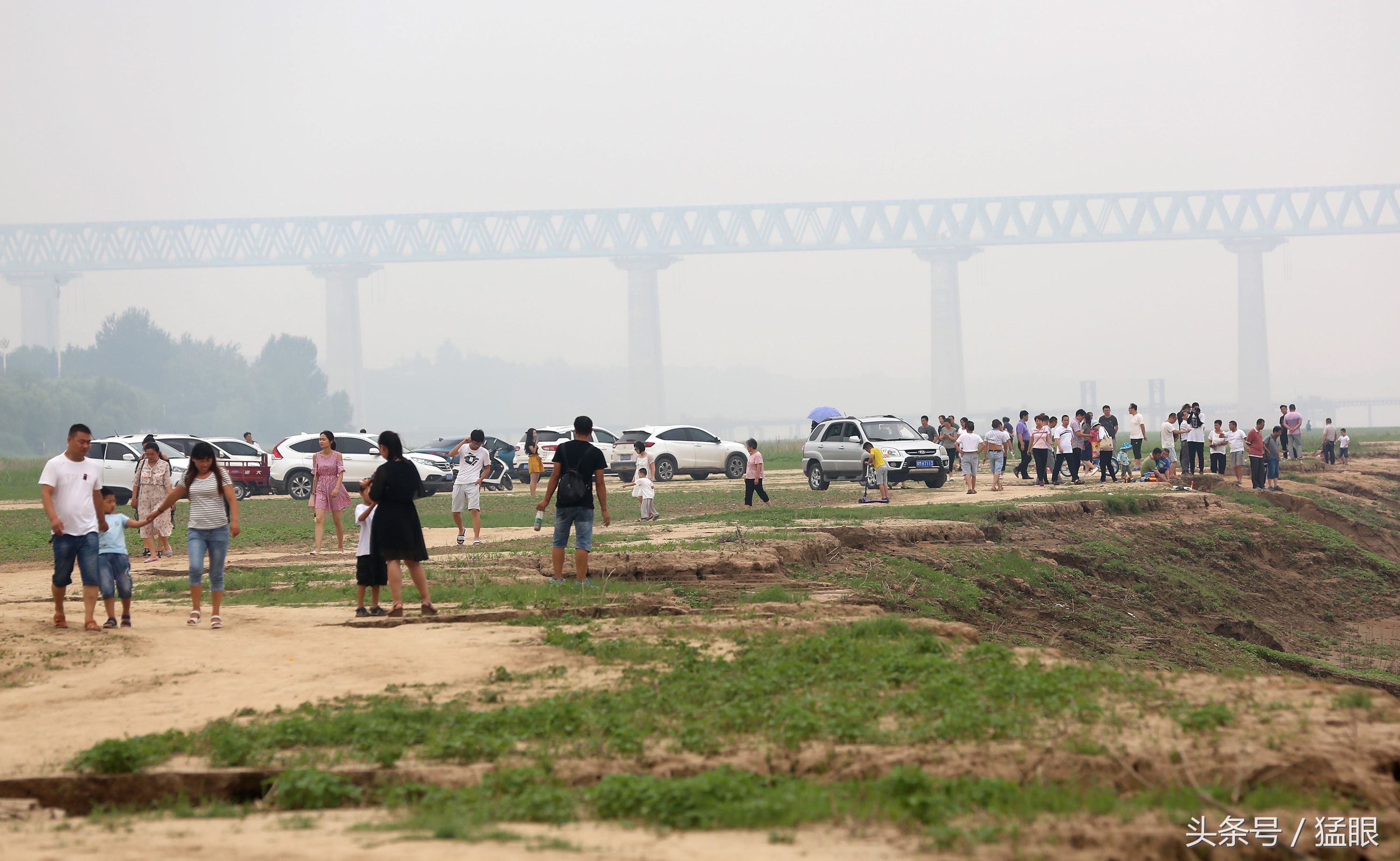 黄河泄洪水急浪大，男子黄河边捞鱼静等两小时不敢下水，空手而归