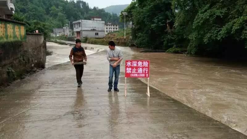 夜间降雨，清水江涨水，凯里岑巩个别街面被淹！