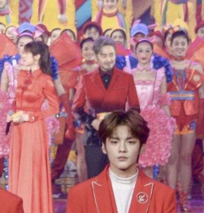 吴亦凡抄袭蔡徐坤?吴秀波近况;女星假装同性恋