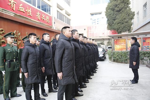 背对春晚现场,他们是荧屏后最可爱的人