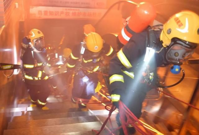 长沙消防支队圆满完成地下商场跨区域灭火救援