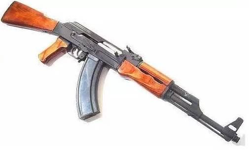 《绝地求生》自动步枪AKM与M416性能对比,你