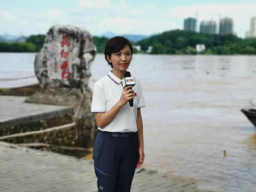 中央台主持台采访的主持人