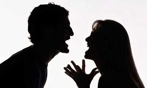 母亲被父亲抛弃，女儿出国回来后看到父亲，竟然有些好笑