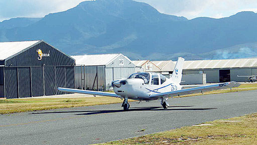 中国航空工业2架“小鹰”500在南非首飞