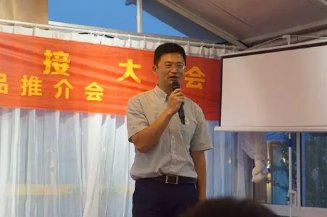 奇！杨梅树住进蚊帐里 农商对接 采购商考察基地