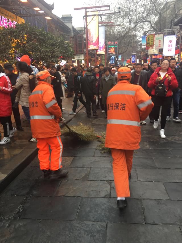 西安回民街，原来是这样打扫卫生的，怪不得挺干净的