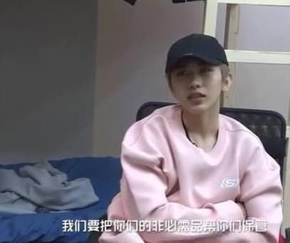 明星遮伤口方法千奇百怪,蔡徐坤,王俊凯靠捂,赵