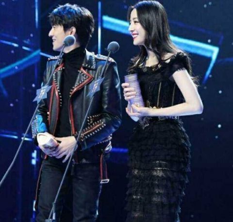 林更新发表获奖感言,却被主持人 请 下台,尴尬了