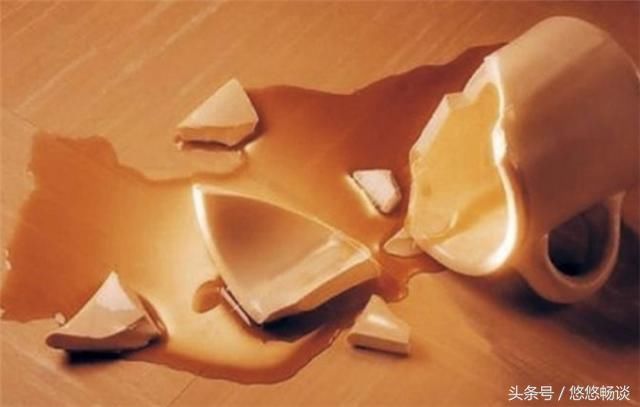 给儿媳厚红包当改口费，她叫我阿姨，我摔烂茶杯，看到儿子我愣了