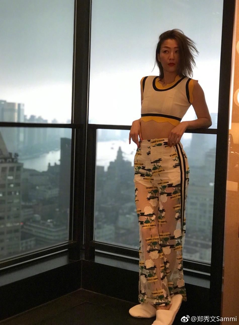 组图:郑秀文遇上海暴雨感叹另类浪漫 晒美照46岁女神气质依旧