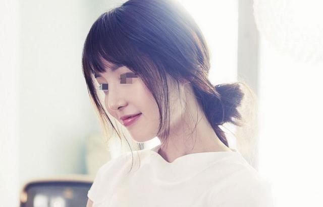 老婆生儿子,母亲送她金镯子,出产房回到家,她跟