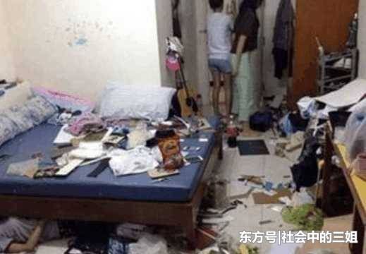 女大学生宿舍传出异味,宿管阿姨推开门之后,愣